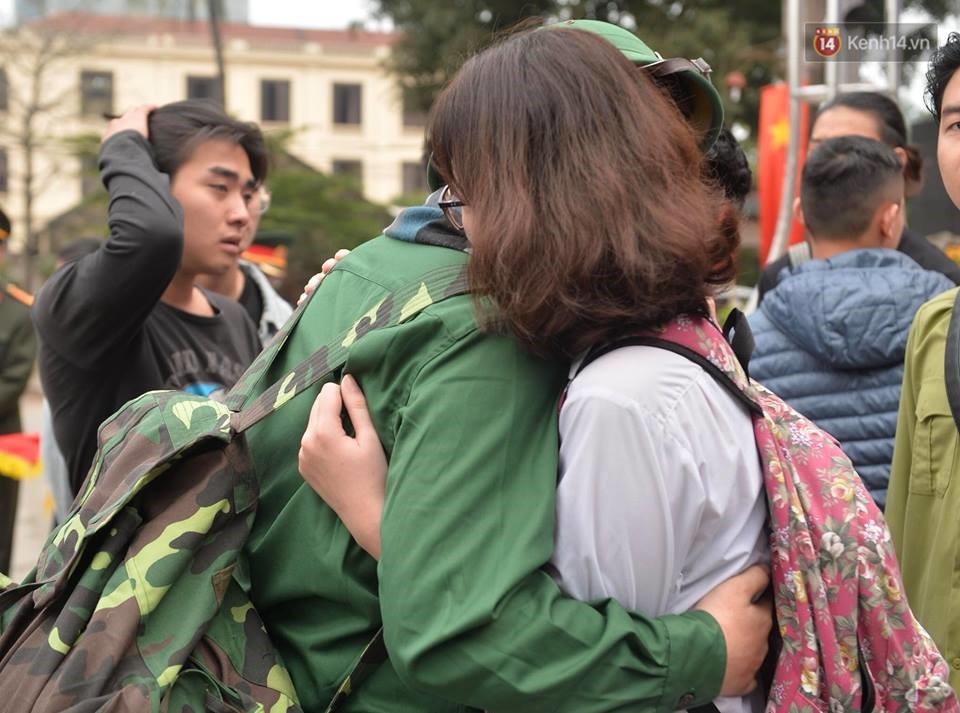 Những giọt nước mắt bịn rịn của người thân ngày tiễn tân binh lên đường nhập ngũ